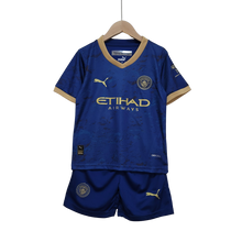 Carregar imagem no visualizador da galeria, Camisa e Shorts Manchester City Infantil Azul 23/24