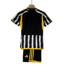 Carregar imagem no visualizador da galeria, Camisa e Shorts Juventus Infantil 23/24