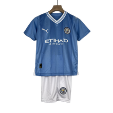 Carregar imagem no visualizador da galeria, Camisa e Shorts Manchester City Infantil 23/24
