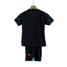 Carregar imagem no visualizador da galeria, Camisa e Shorts Manchester City Infantil 23/24