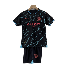 Carregar imagem no visualizador da galeria, Camisa e Shorts Manchester City Infantil 23/24